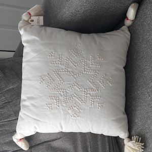 Hearth and Hand off white snowflake pillow 18x18 nwt